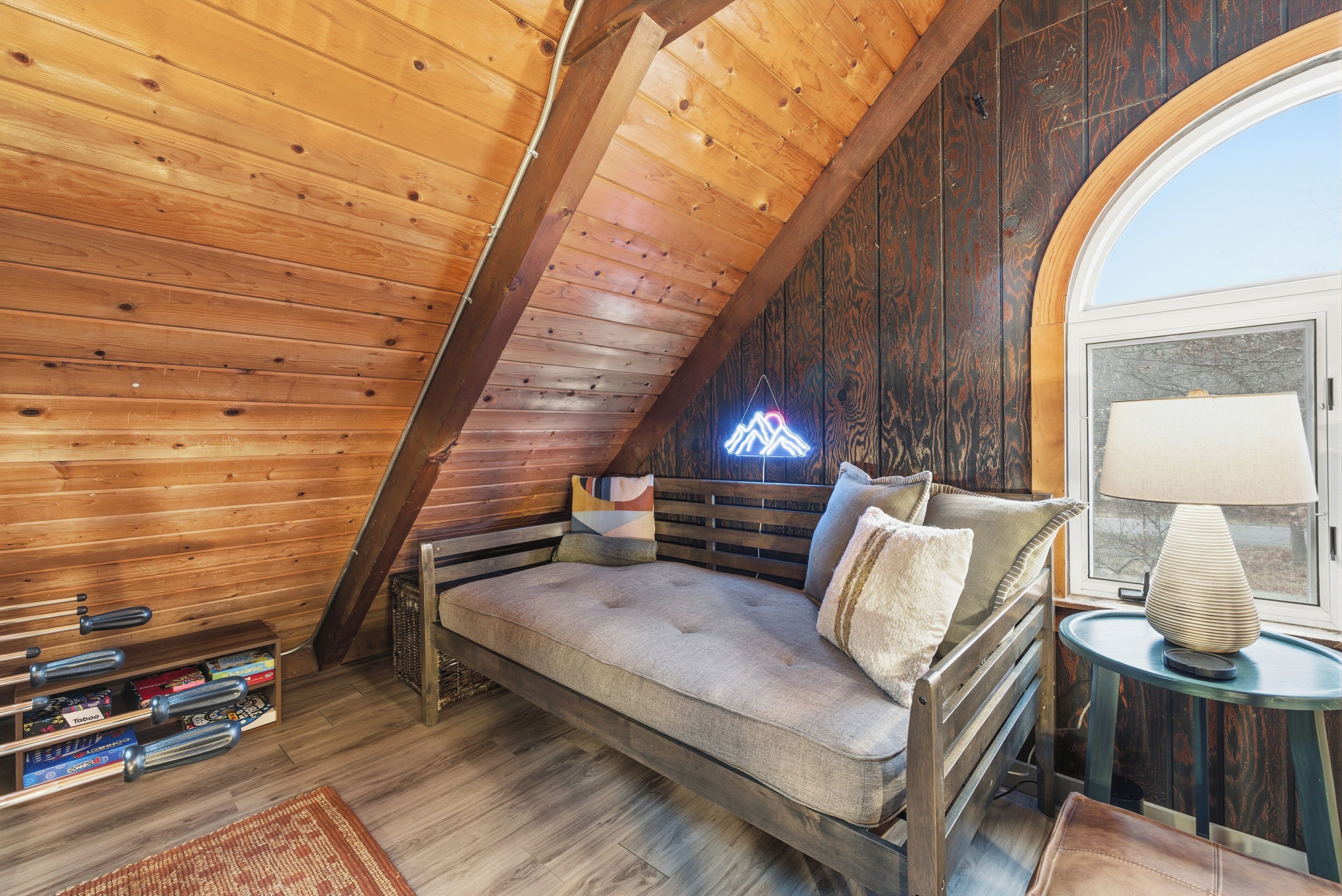 Smart TV, lareira, pebolim, biblioteca musical