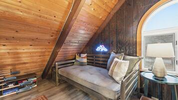 Smart TV, lareira, pebolim, biblioteca musical