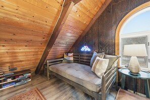 Smart TV, lareira, pebolim, biblioteca musical