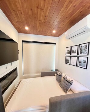 Tabla de planchar con plancha, wifi y ropa de cama 