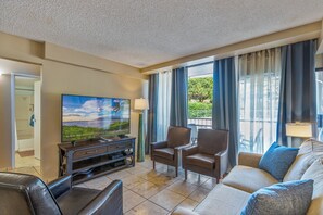 Smart TV, DVD player, books - 3bdrm 3bath Luxury Condo Across from Kamaole Beach Kihei, HI  (Kihei)