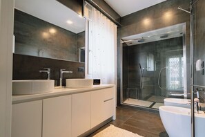 Shower, jetted bath, hair dryer, bidet - Dimora delle Stelle 12, Emma Villas (Farra di Soligo)