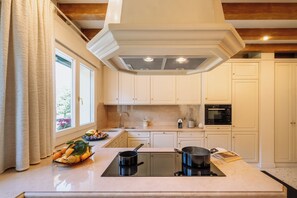 Fridge, microwave, oven, stovetop - Dimora delle Stelle 12, Emma Villas (Farra di Soligo)