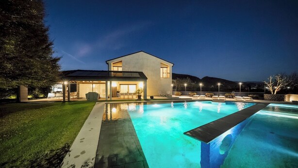 A modern house with a swimming pool at dusk. - Dimora delle Stelle 12, Emma Villas (Farra di Soligo)