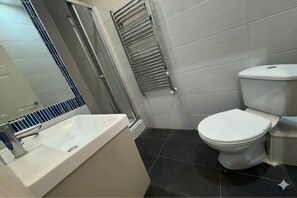 Apartamento, 2 quartos | Banheiro