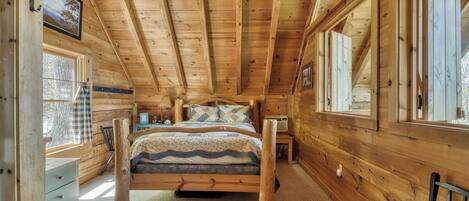 Ferienhütte, Mehrere Betten, Whirlpool, Gartenblick (Dancing Dragonfly) | 2 Schlafzimmer, individuell dekoriert, individuell eingerichtet