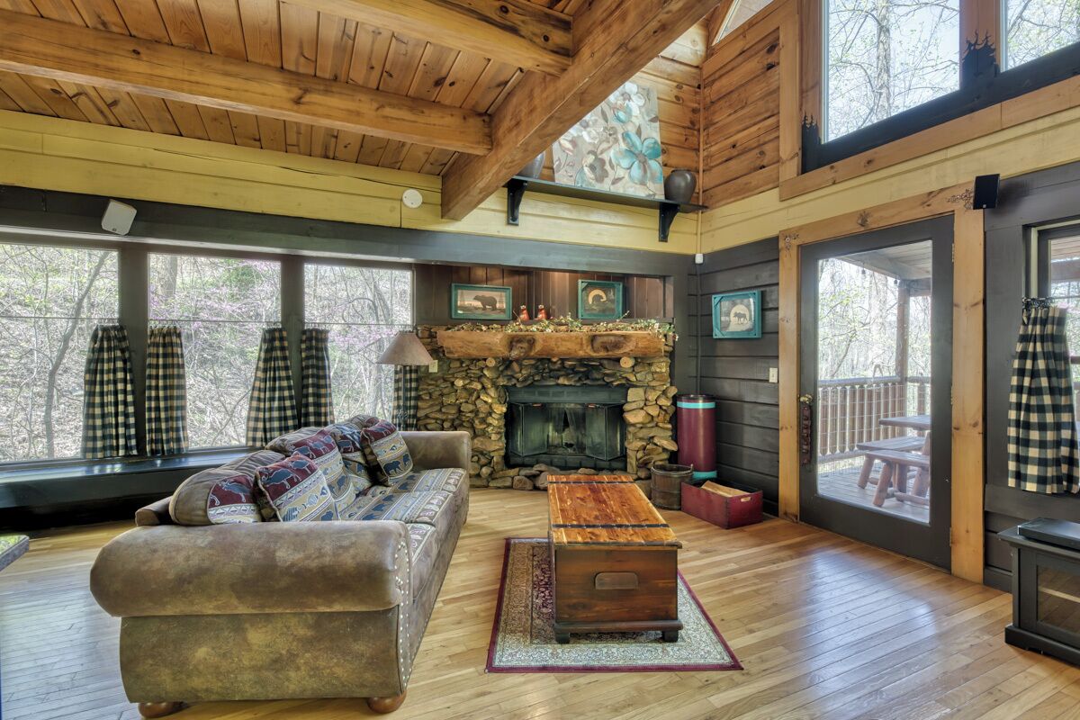 Cabaña, varias camas, bañera de hidromasaje, vistas al jardín (Dancing Dragonfly) | Zona de estar | Una chimenea