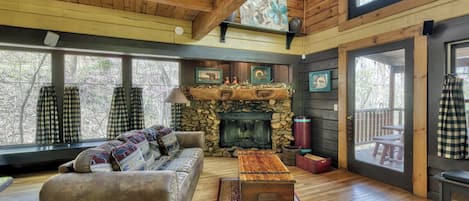 Cabin, Multiple Beds, Hot Tub, Garden View (Dancing Dragonfly) | Living area