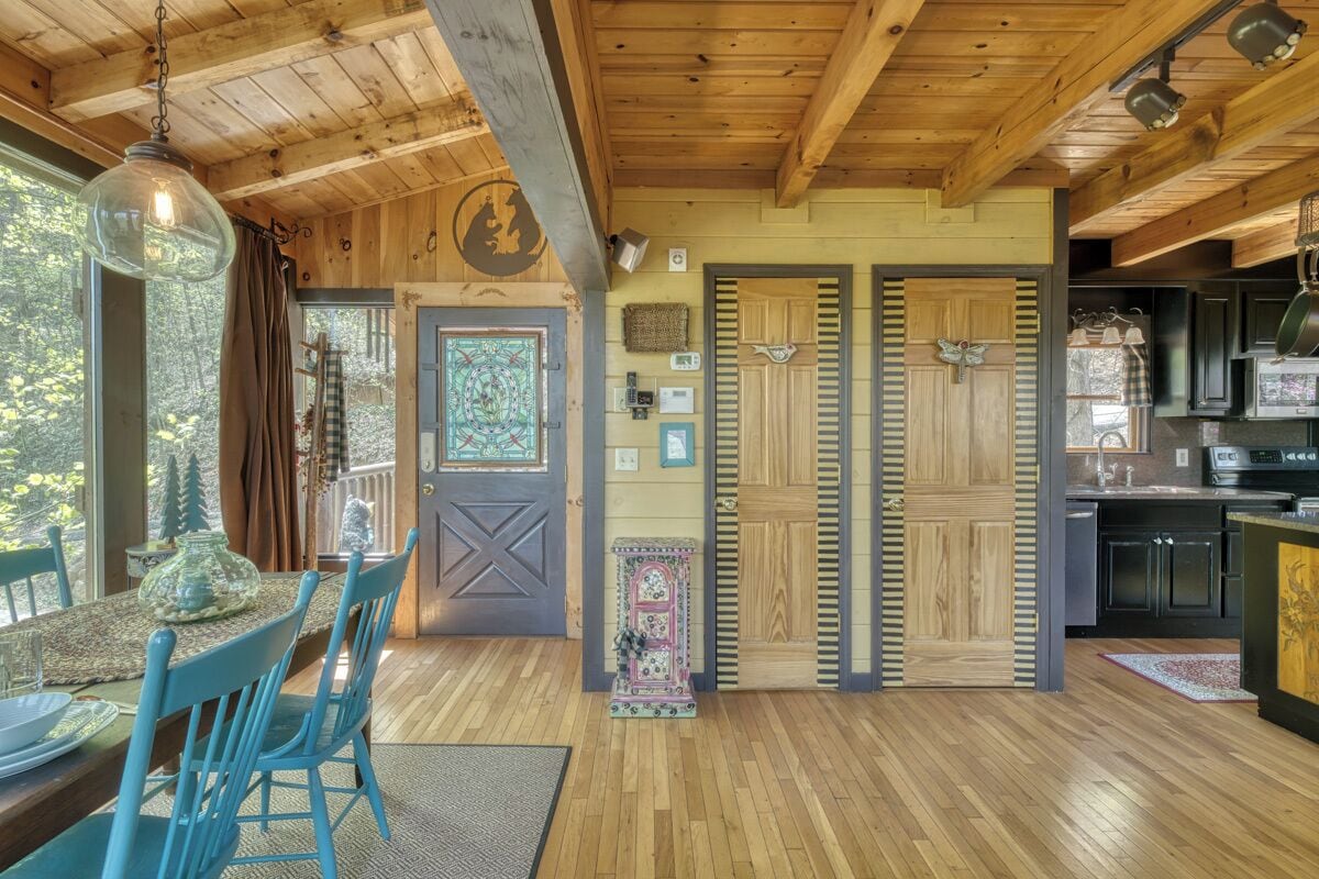 Mökki, useita sänkyjä, poreamme, näköala puutarhaan (Dancing Dragonfly) | Ruokailu