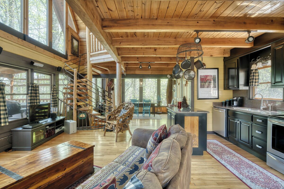 Hytte, flere senger, spabadekar, hageutsikt (Dancing Dragonfly) | Oppholdsområde | Peis