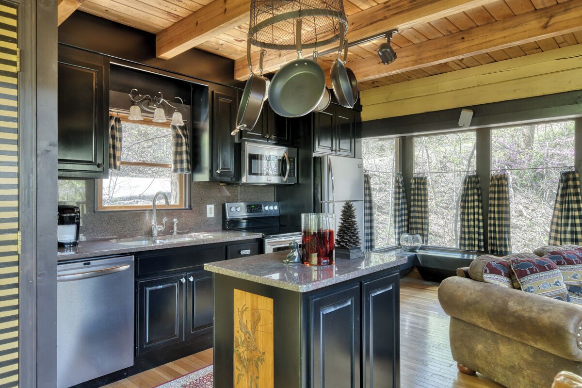 Cabaña, varias camas, hidromasaje, vista al jardín (Dancing Dragonfly) | Cocina privada | Comedor 