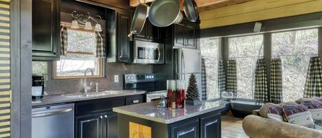 Cabaña, varias camas, hidromasaje, vista al jardín (Dancing Dragonfly) | Cocina privada | Comedor