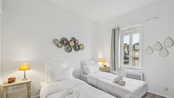 Iron/ironing board, WiFi, bed sheets