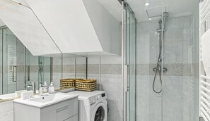 Dusch, hårtork, handdukar och tvål