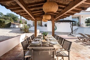 Outdoor dining - Holiday Home “Beautiful Algarve Villa” with Private Heated Pool (Loulé)