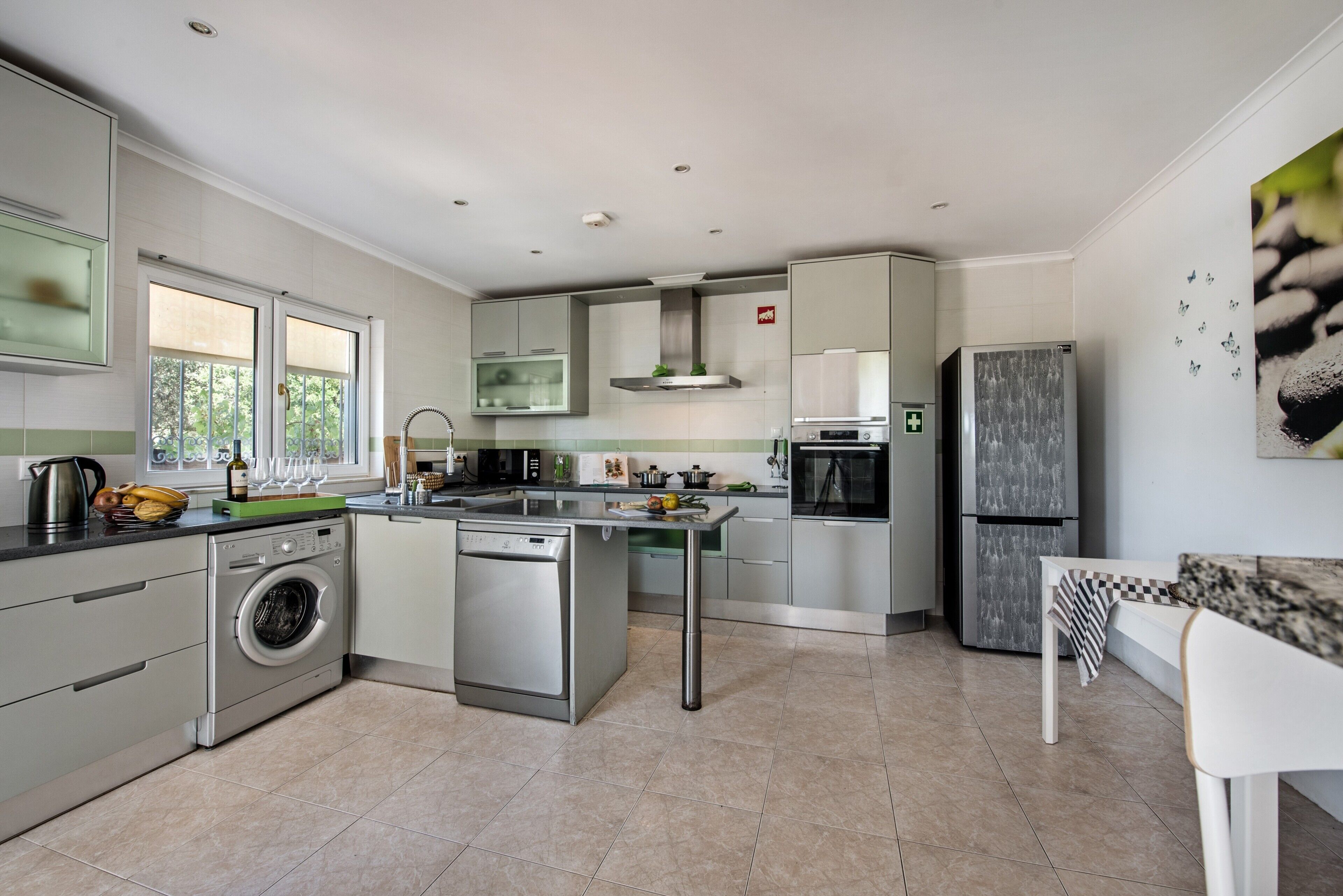 Kylskåp, mikrovågsugn, ugn och spishäll