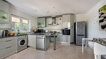 KylskÄp, mikrovÄgsugn, ugn och spishÀll