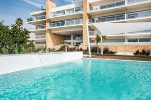 Pool - Holiday Home 'Lovely Modern Apartment with Pool' with Shared Pool, Wi-Fi and Air Conditioning (Albufeira)
