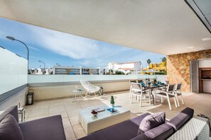 Outdoor dining - Holiday Home 'Lovely Modern Apartment with Pool' with Shared Pool, Wi-Fi and Air Conditioning (Albufeira)