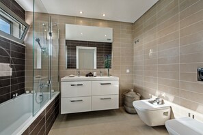 Shower, hair dryer, towels - Holiday Home 'Lovely Modern Apartment with Pool' with Shared Pool, Wi-Fi and Air Conditioning (Albufeira)
