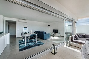 TV - Holiday Home 'Lovely Modern Apartment with Pool' with Shared Pool, Wi-Fi and Air Conditioning (Albufeira)