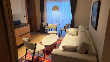 Apartamento superior, vista para a cidade | Área de estar