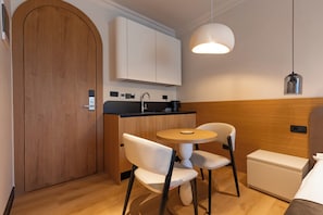 Deluxe-Zimmer | Eigene Kochnische | Mini-Kühlschrank, Herdplatte, Kochgeschirr/Geschirr/Besteck