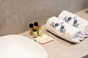 Shower, hair dryer, towels, soap - PRI ApartHotel (Pristina)