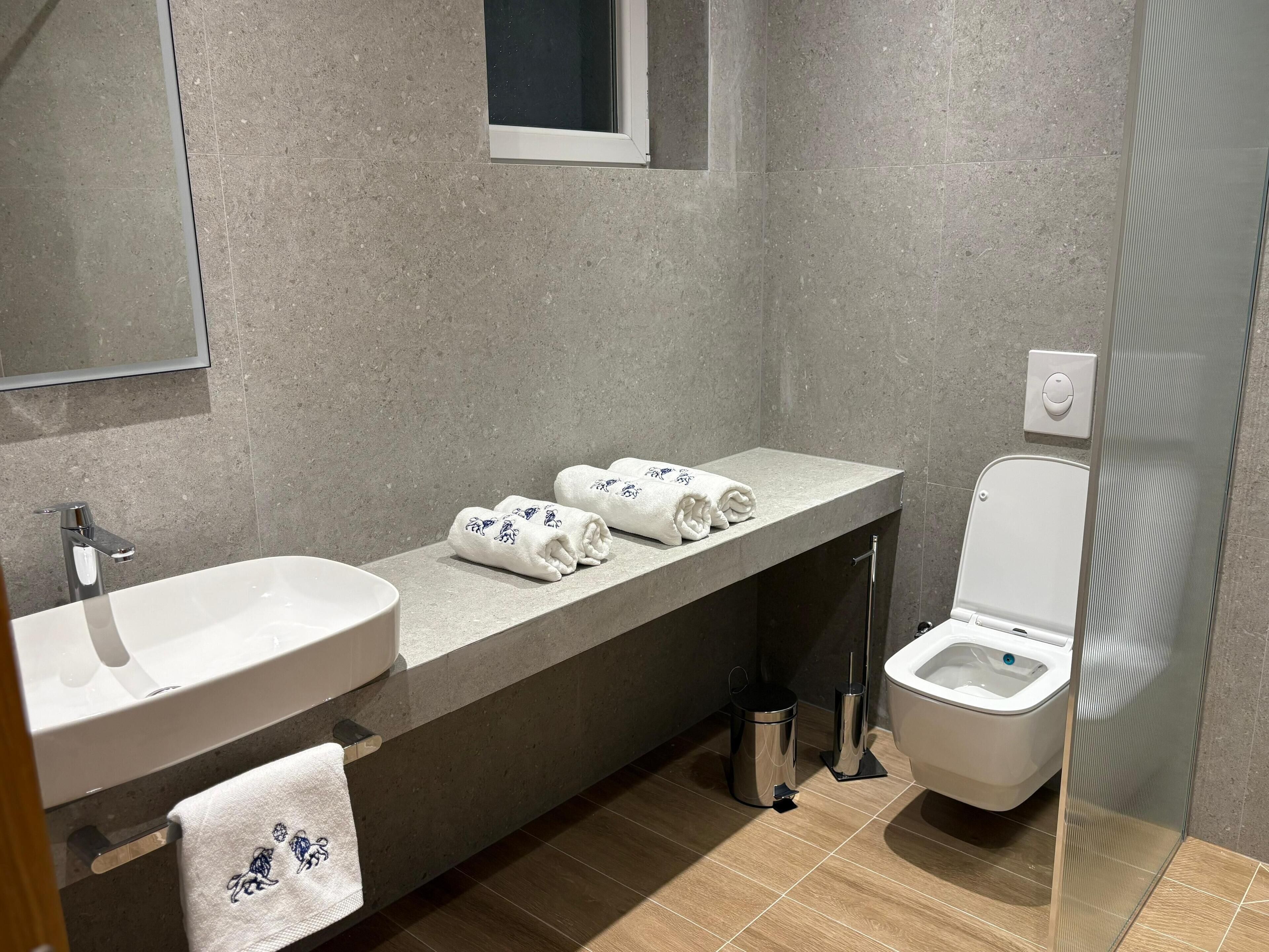 Quarto luxo | Banheiro | Chuveiro, secador de cabelo, toalhas de banho, sabonete