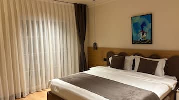 Apartamento superior, vista para a cidade | Escrivaninha, espaço de trabalho para notebook, Wi-Fi de cortesia