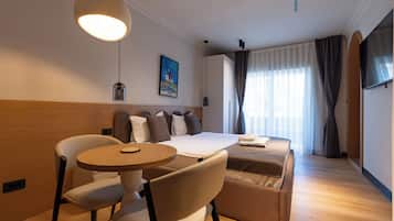 Deluxe Room | Desk, laptop workspace, free WiFi