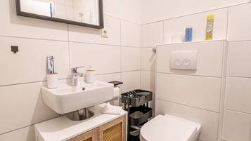 Dusche, Haartrockner, Handtücher, Seife