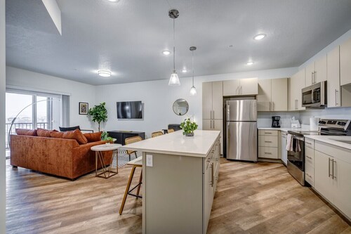 Skyline Peaks 1bd Apt w/ Hot Tub, Gym, & Clubhouse