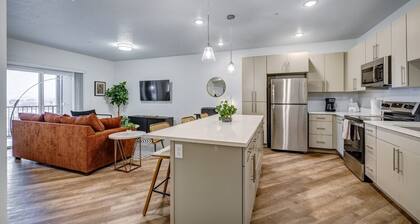 Skyline Peaks 1bd Apt w/ Hot Tub, Gym, & Clubhouse