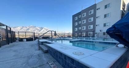 Skyline Peaks 1bd Apt w/ Hot Tub, Gym, & Clubhouse
