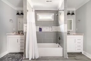 Shower, hair dryer, towels, soap - MILLIONS dollar 4BR/3BA home in the amazing Brookhaven neighborhood of Atlanta. (Atlanta)