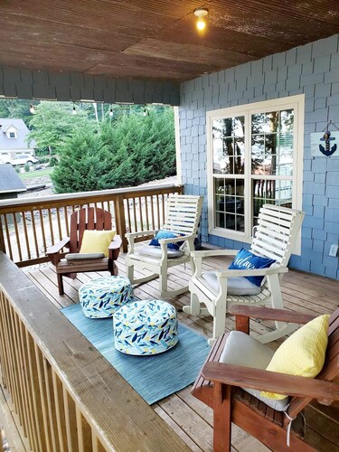 Dora Jean's Lake Front Fishing Cabin w/ boathouse, on Lake Guntersville Sleeps12