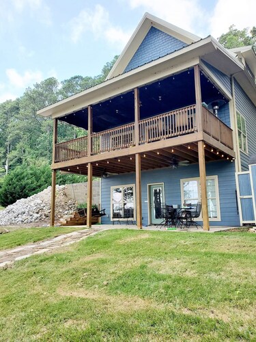 Dora Jean's Lake Front Fishing Cabin w/ boathouse, on Lake Guntersville Sleeps12