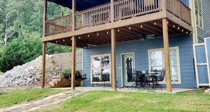 Dora Jean's Lake Front Fishing Cabin w/ boathouse, on Lake Guntersville Sleeps12