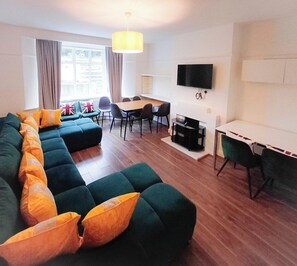 Living area - Finchley Ground Floor Apartment (London)