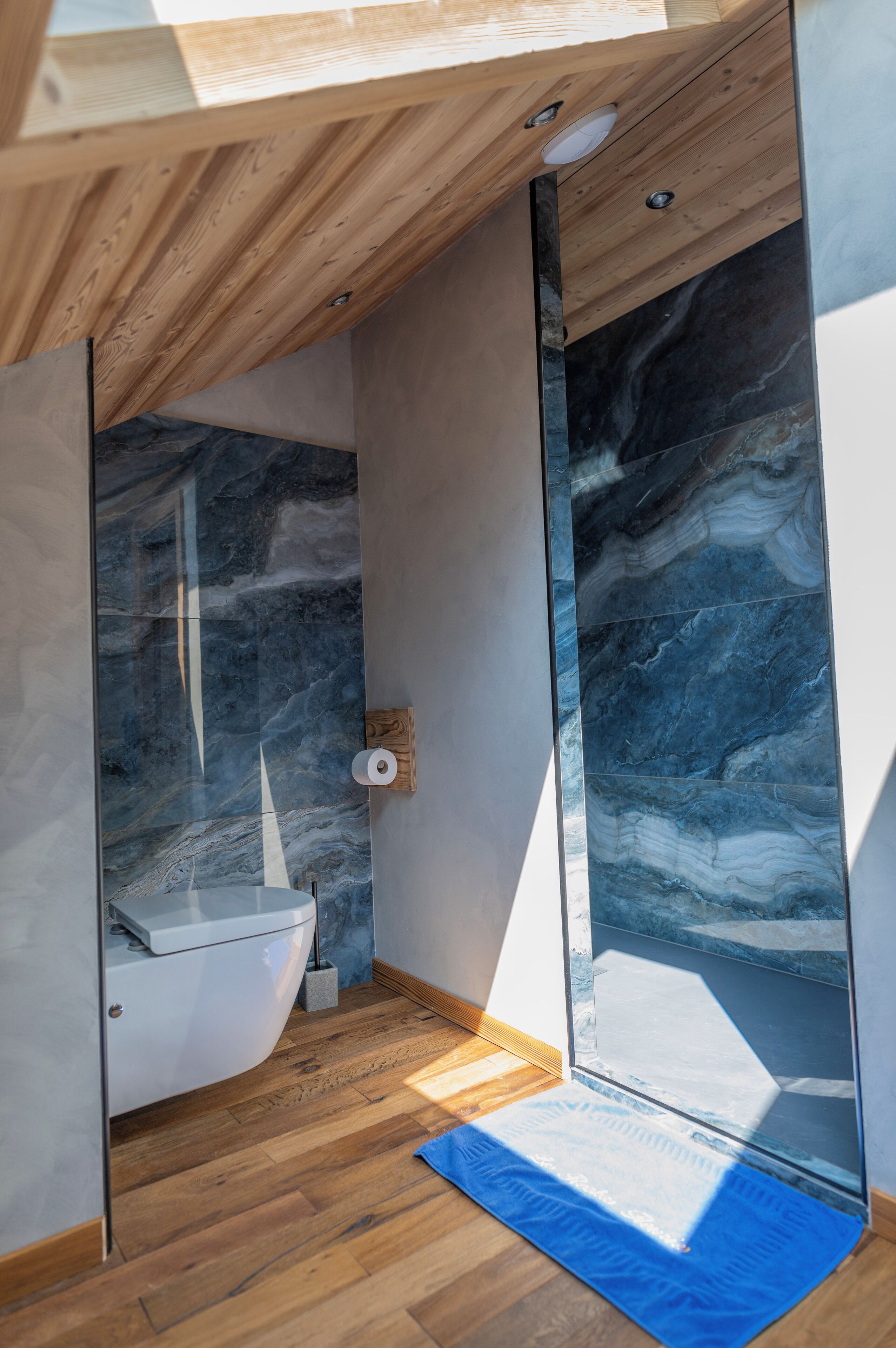 Sèche-cheveux, serviettes fournies, savon, papier toilette