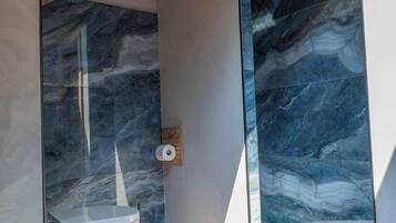 Een haardroger, handdoeken, zeep, toiletpapier