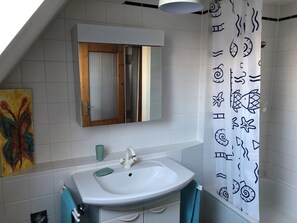 Hair dryer, towels, soap, toilet paper - Vacation apartment on the Kocher-Jagst cycle path. Pets welcome. (Gundelsheim)