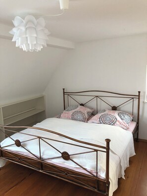 Internet, bed sheets - Vacation apartment on the Kocher-Jagst cycle path. Pets welcome. (Gundelsheim)