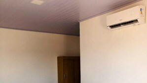 مكتب ومساحة عمل للكمبيوتر المحمول وواي فاي مجانًا