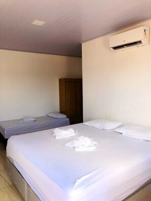 Schreibtisch, laptopgeeigneter Arbeitsplatz, kostenloses WLAN