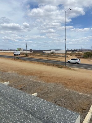 附近有免费停车设施