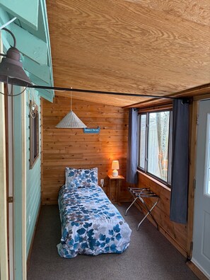 1 bedroom, WiFi, bed sheets - Escape to your Private Spider Lake Retreat (Traverse City)