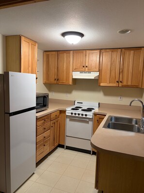 Microondas, horno, placa de cocina