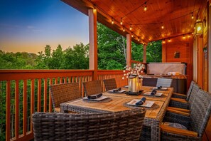 Outdoor dining - NEW Upscale 3BR w/ POOL,Hot Tub,Sleeps 8to10,Mountain Views,35m to Park! (Sevierville)